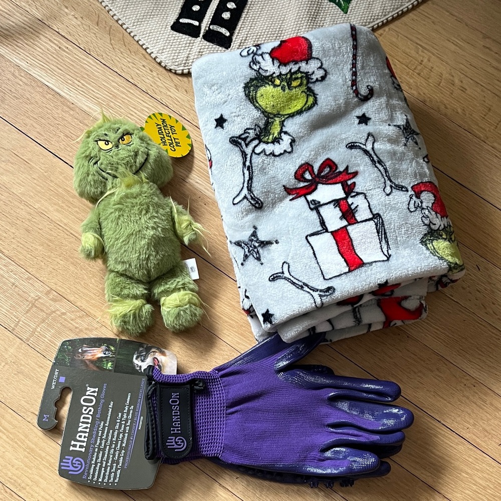 Deshedding gloves + Grinch Blanket and Plush Toy Set